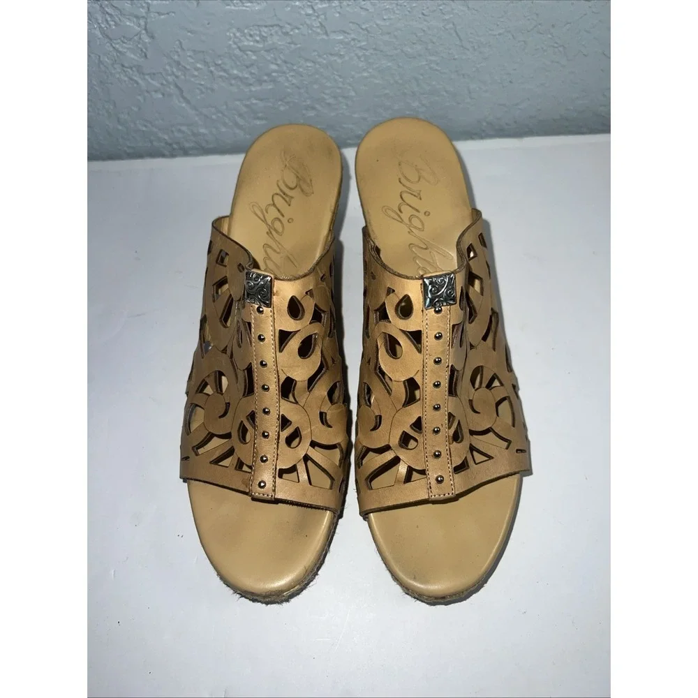 Brighton Daria Tan Leather‎ Silver Charm Diecut Platform Wedge Sandals Sz 7.5 M